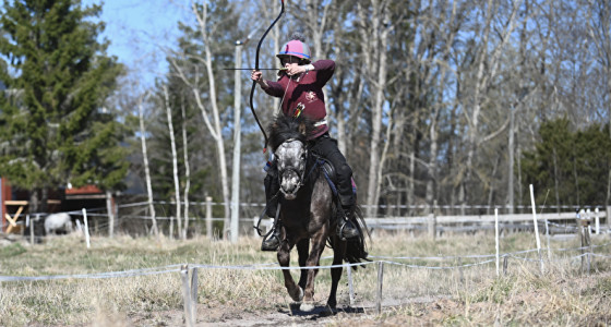 Boogschieten te paard, de eerste wedstrijd van het seizoen in Zweden